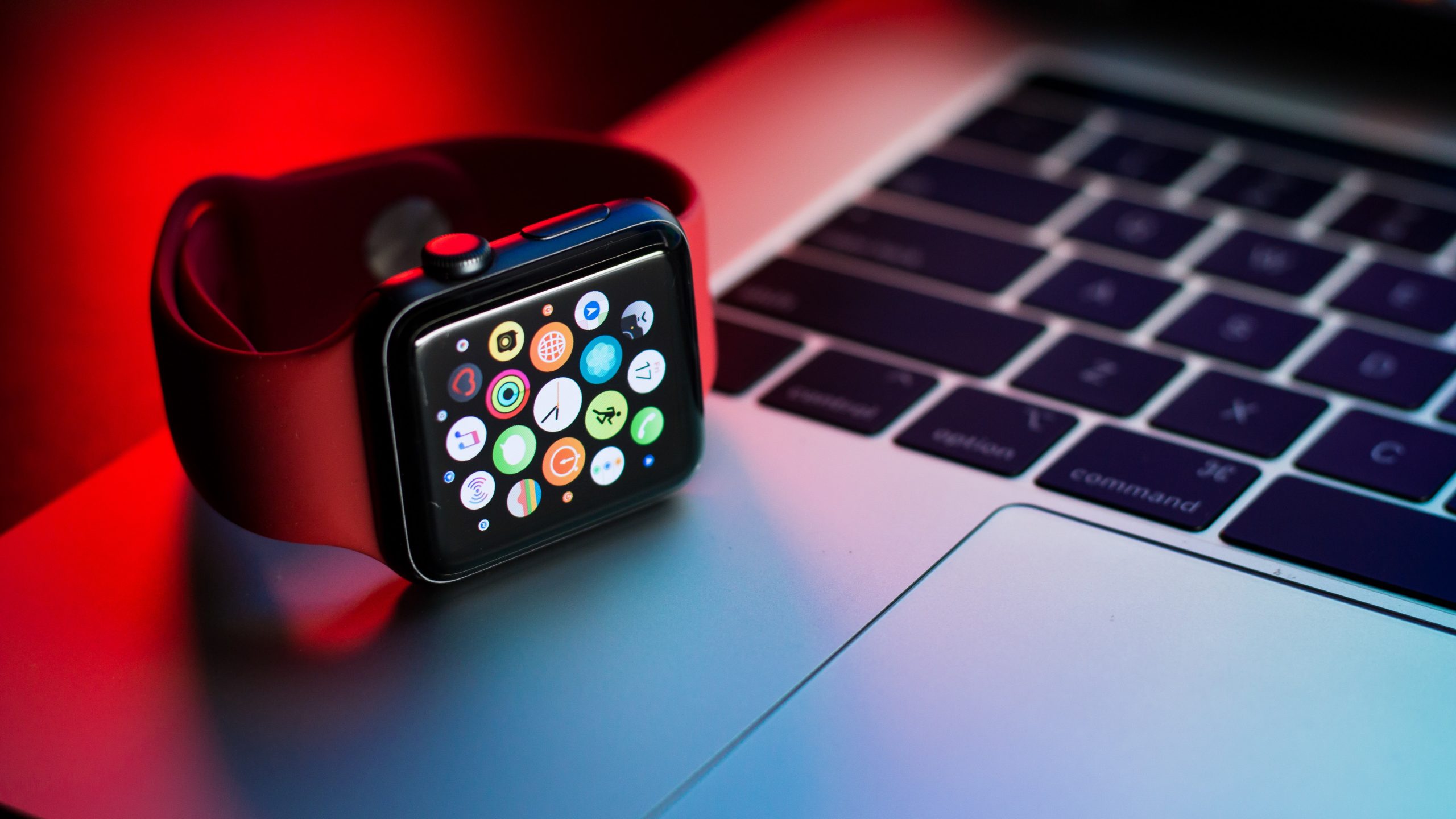 چرا ساعت‌های هوشمند اپل، اپل واچ نام گذاری شدند، نه iWatch؟