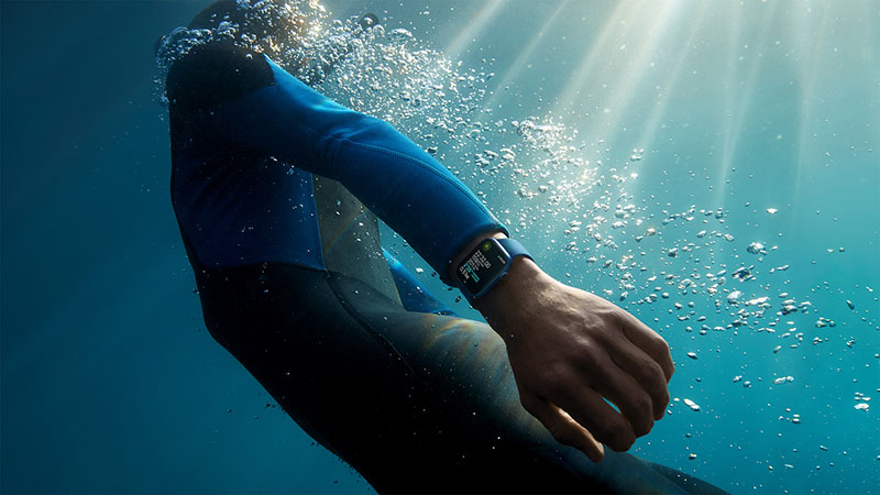 سری هفتم اپل واچ در دستان یک شناگر زیر آب