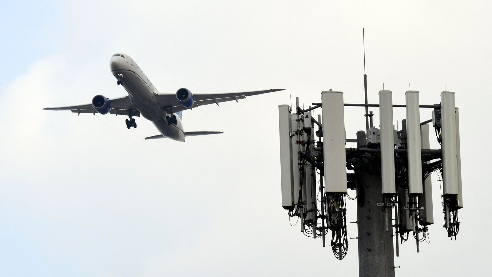 اداره هوانوردی فدرال با استقرار دکل‌های ارتباطی 5G در نزدیکی فرودگاه‌ها موافقت کرد