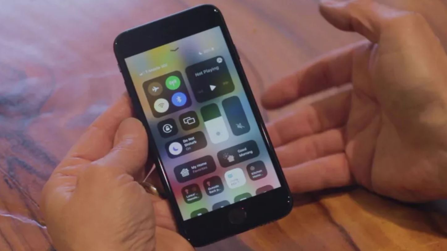 اپل تأیید کرد که iOS 15.4 می‌تواند به باتری دستگاه شما آسیب برساند