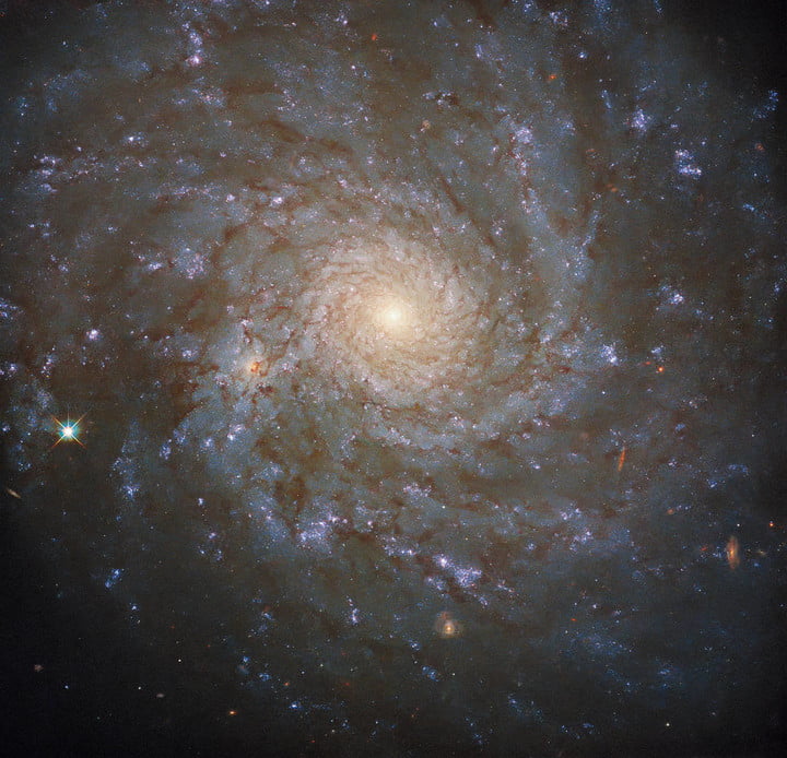 تلسکوپ هابل توانست که تصویر یک کهکشان مارپیچی زیبا در فاصله 60 میلیون سال نوری زمین را ثبت کند