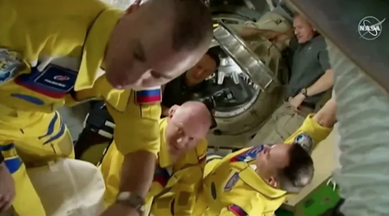 روسیه استفاده از لباس‌های زرد برای فضانوردان را در اعتراض به تهاجم به اوکراین تکذیب می‌کند
