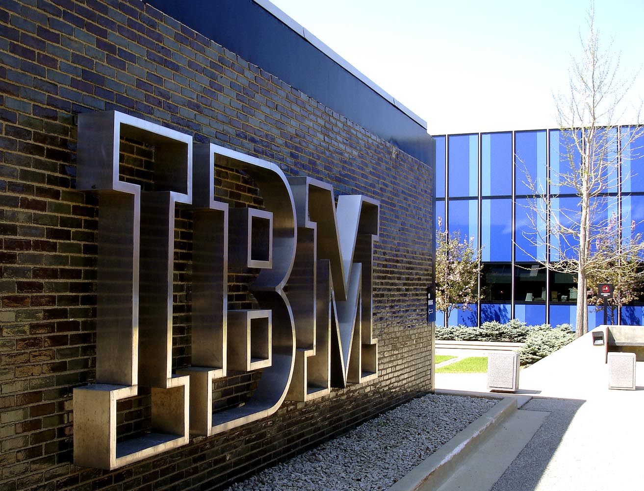 ماجرای فروش بخش کامپیوترهای شخصی IBM به Lenovo