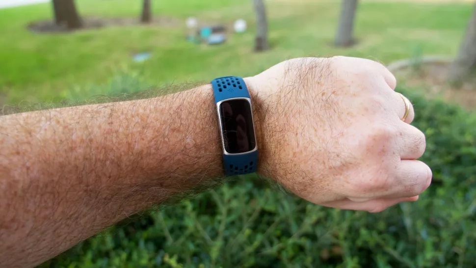 مشکل قطعی سرورهای ساعت هوشمند Fitbit Charge 5 حل شد
